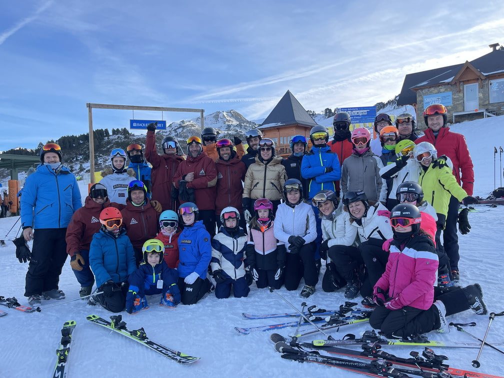Grupo de alumnos e instructores de Aran Days posando en la nieve de Baqueira Beret al final de la temporada 2024
