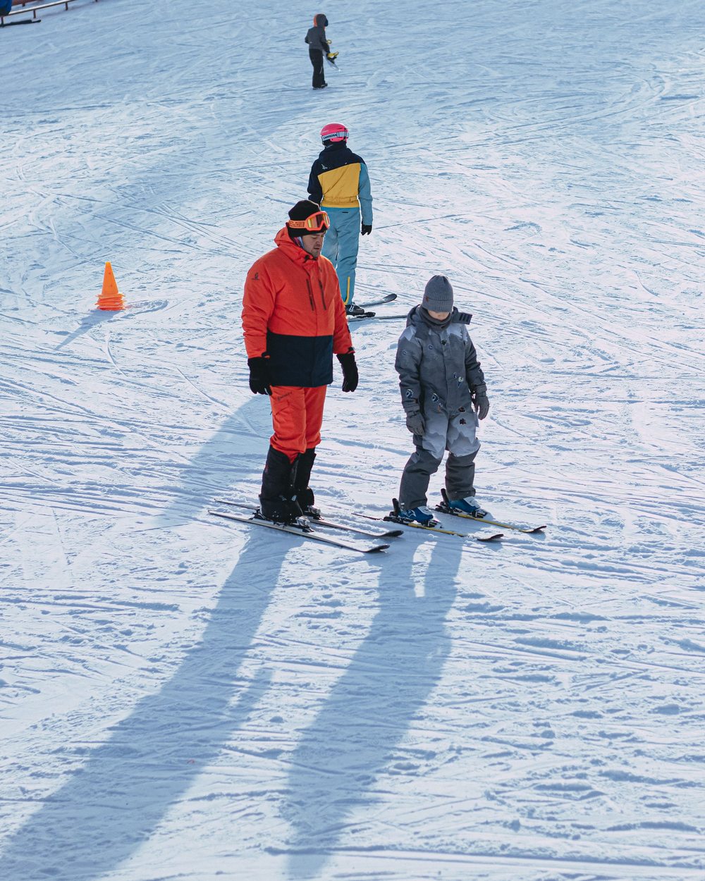 Padre e hijos esquiando juntos en Baqueira Beret