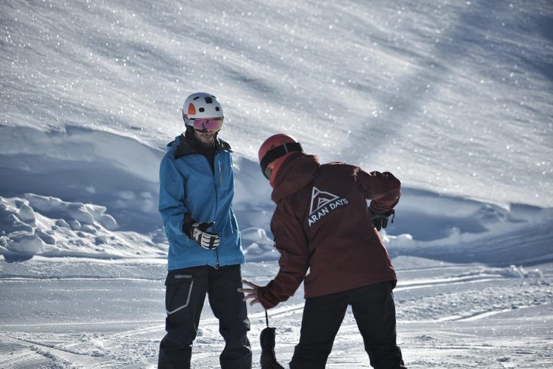 Instructor y alumno durante una clase de esquí en Baqueira Beret