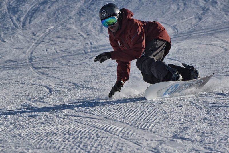 Instructor de Aran Days trazando una curva con la tabla de snowboard