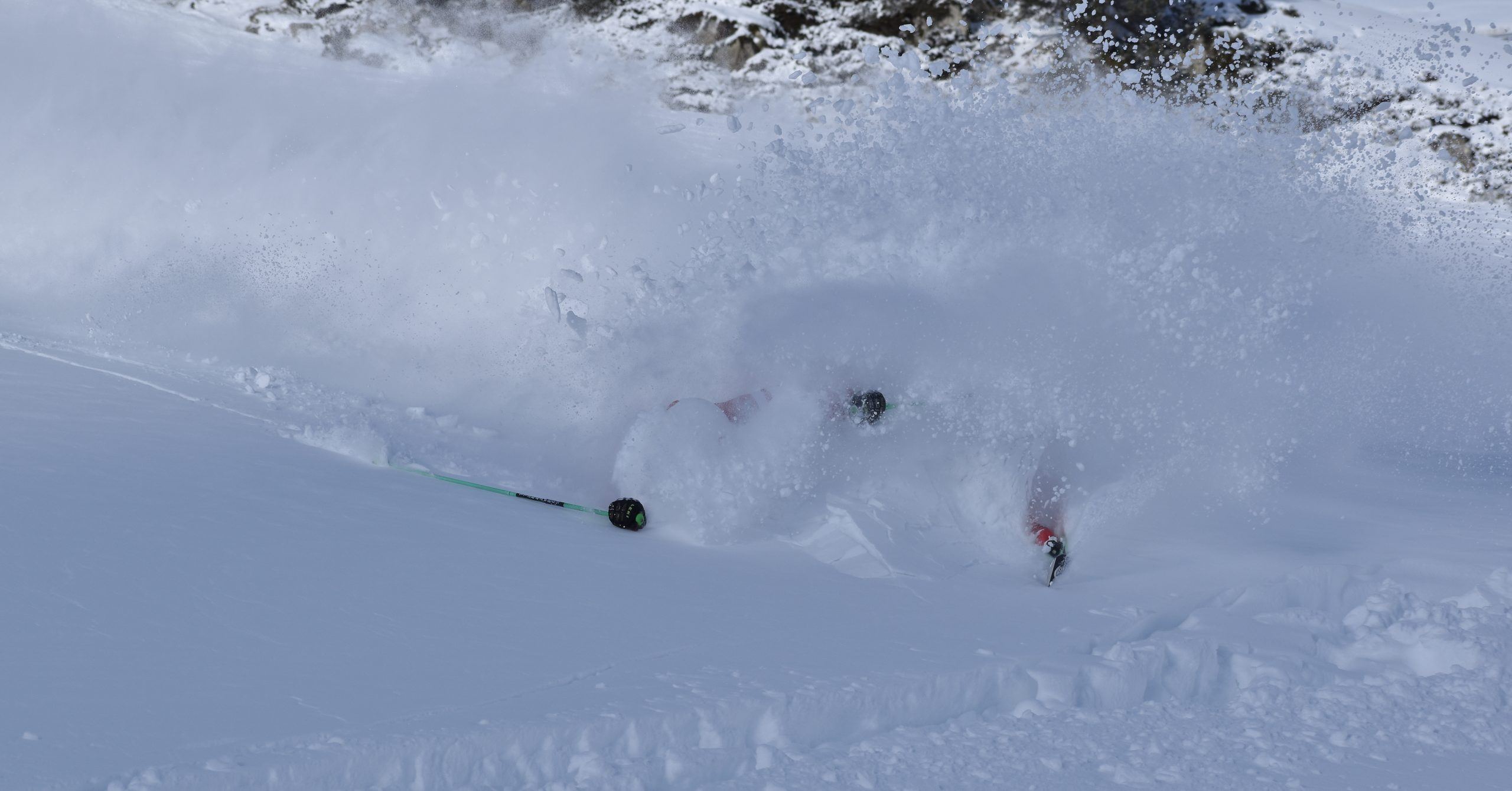 Esquiador levantando una nube de nieve polvo en Baqueira Beret
