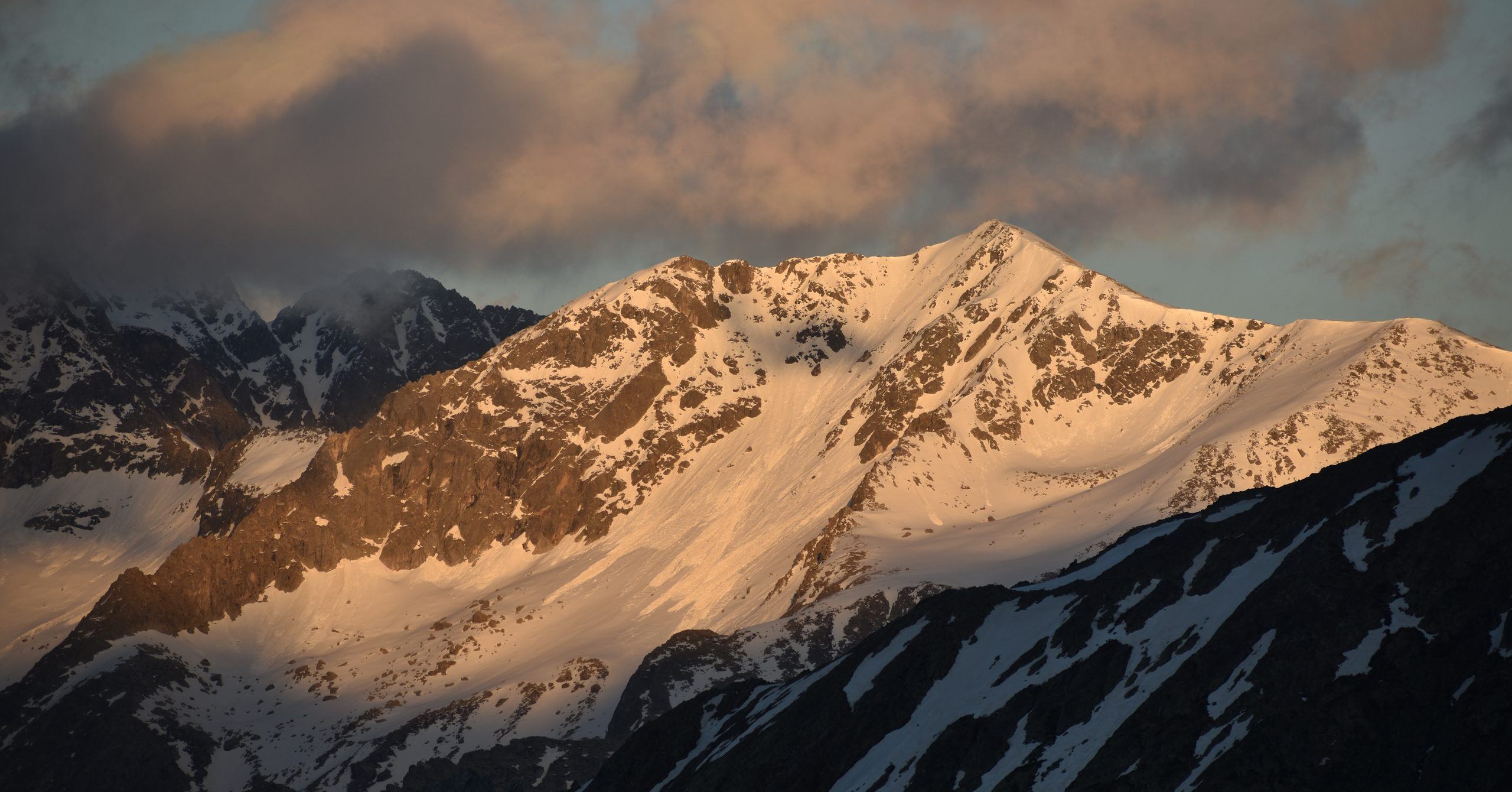 Luz dorada del atardecer sobre las cumbres del Valle de Arán