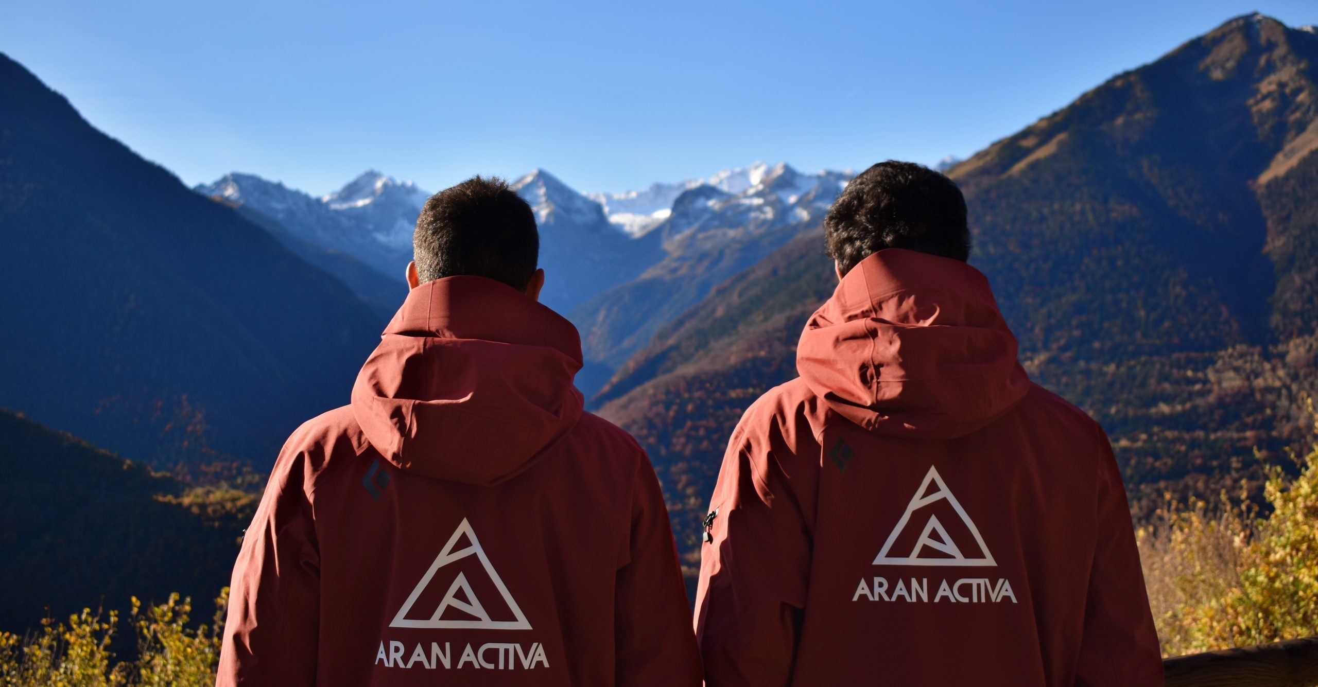 Dos instructores de Aran Days observan el Valle de Arán desde un mirador de montaña