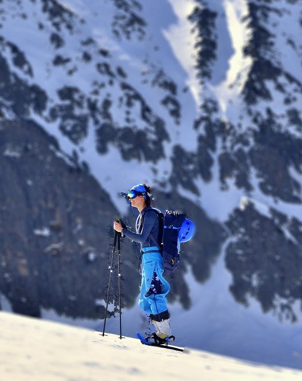 Persona haciendo una ruta con raquetas de nieve en el Valle de Arán