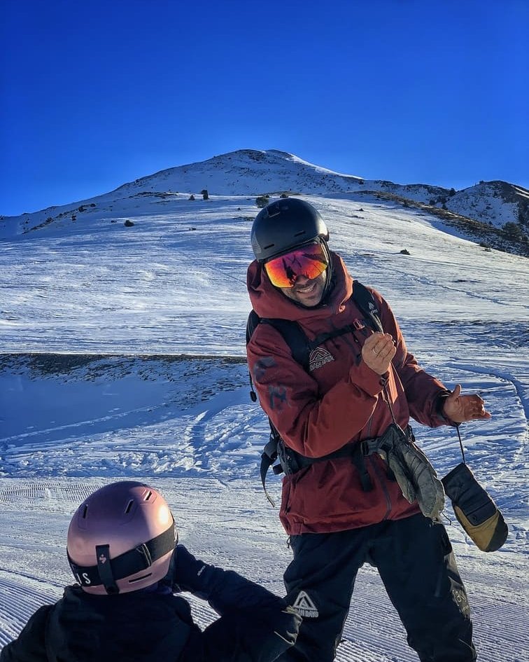 Instructor de Aran Days con un alumno en clase de snowboard en Baqueira Beret