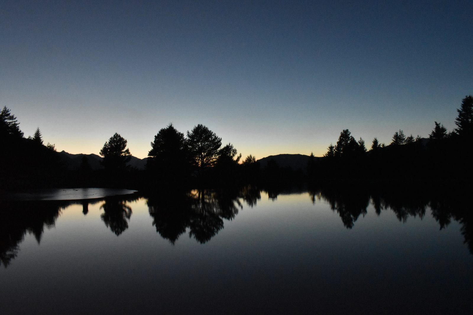 Lago de montaña al atardecer en el Valle de Arán