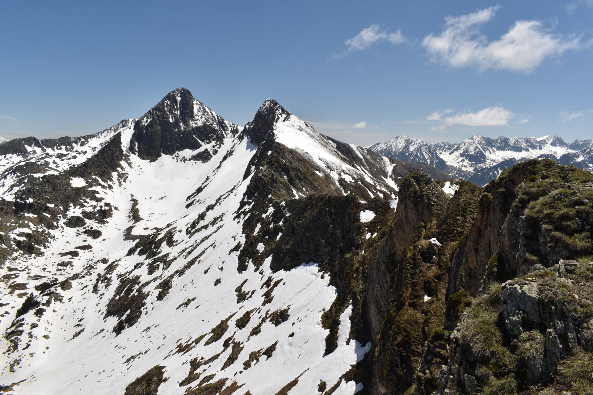 Crestas nevadas de los Pirineos en el Valle de Arán