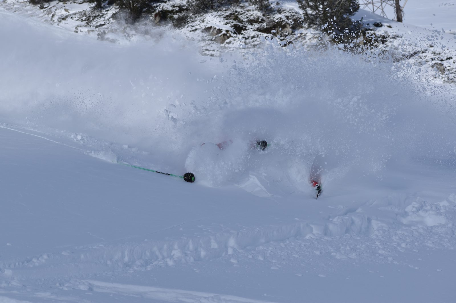 Esquiador levantando nieve polvo en las pistas de Baqueira Beret