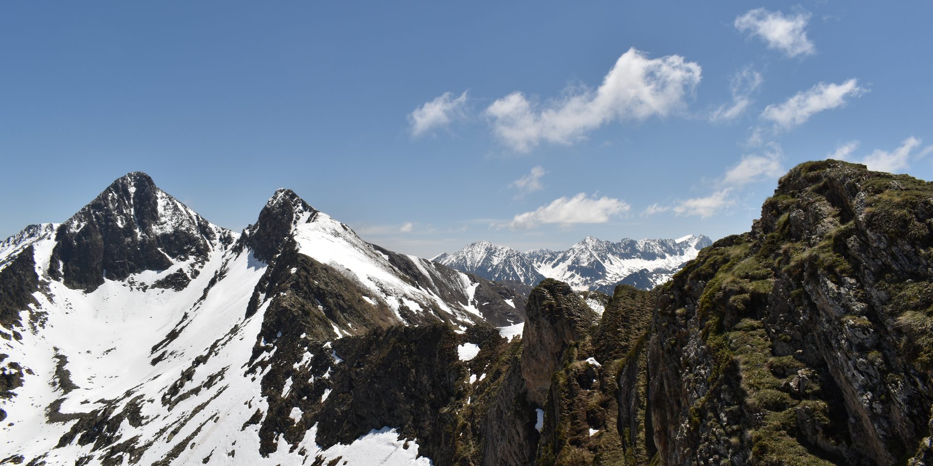 Crestas nevadas de los Pirineos en el Valle de Arán